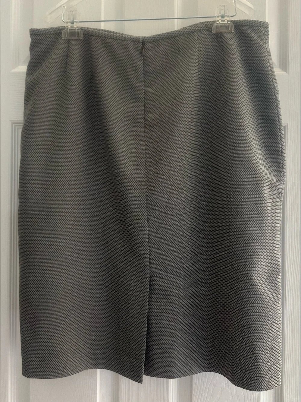 Gently worn Le Suit Women's Gray Textured 2 Piece 3/4 Sleeve Skirt Suit - Gray